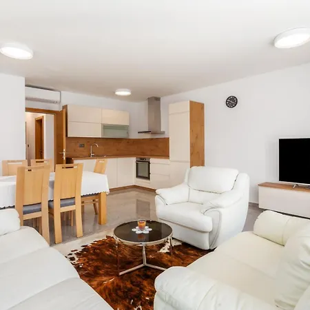 Villa Tina With Pool *