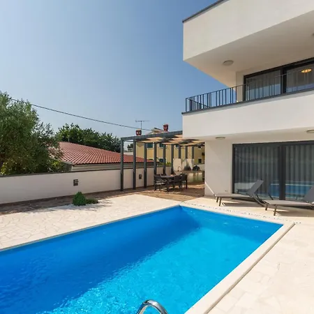 Tina With Pool Villa