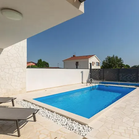 Tina With Pool Villa *