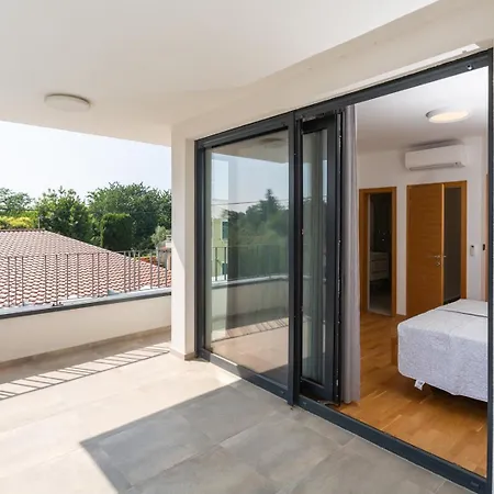 Vila Tina With Pool *