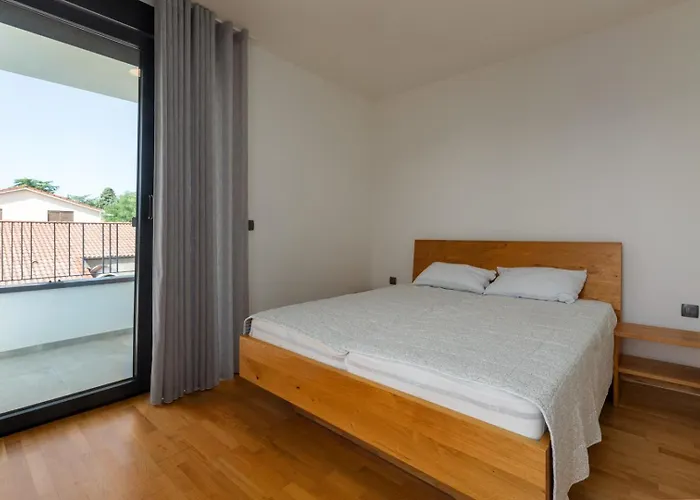 Tina With Pool 사부드리자