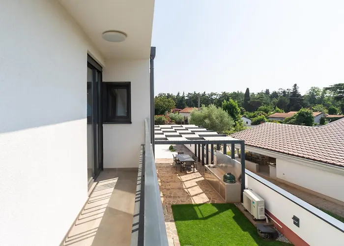 Tina With Pool * 사부드리자