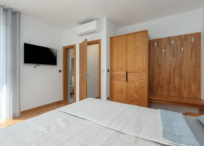 Tina With Pool 사부드리자