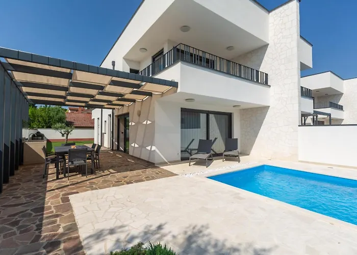 Tina With Pool 빌라 사부드리자